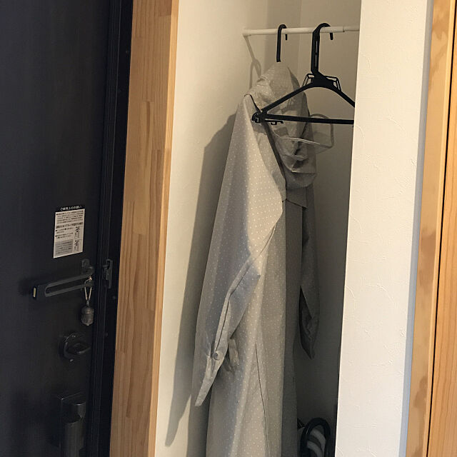 レインコート収納,洋服かけ,突っ張り棒,狭い部屋　,Entrance Ryoの部屋