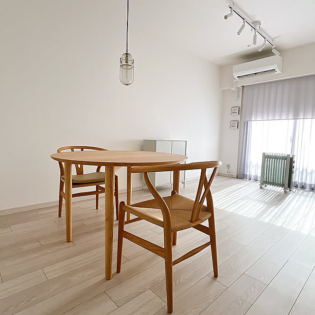 Lounge,プロジェクターが欲しいなぁ,シンプルな暮らし,シンプルインテリア,ミニマリストに憧れて,丸テーブル　無垢,丸テーブルのある暮らし,一人暮らし,北欧インテリア,グレーインテリア,一人暮らしインテリア,北欧家具,マンションインテリア,DeLonghi,デロンギオイルヒーター,MONTANA,デロンギのある暮らし,わが家の暖房器具・ストーブ,モンタナシェルフ,モンタナユニットシェルフ,オイルヒーターのある暮らし,ロールスクリーンのある暮らし,Yチェアのある暮らし,Yチェア43cm,Yチェア　オーク,ゼロ風暖房 Dariaの部屋