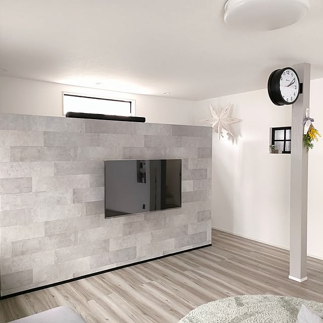 Lounge,テレビ周りの収納,壁掛けテレビ,リビング収納,テレビ裏収納,リノベーション,LIXIL,グレージュエルム,抜けない柱,DULTON,時計,掃除機収納,wifiルーター,ミモザ,100均,手作りスワッグ,スッキリ暮らす ya_maの部屋