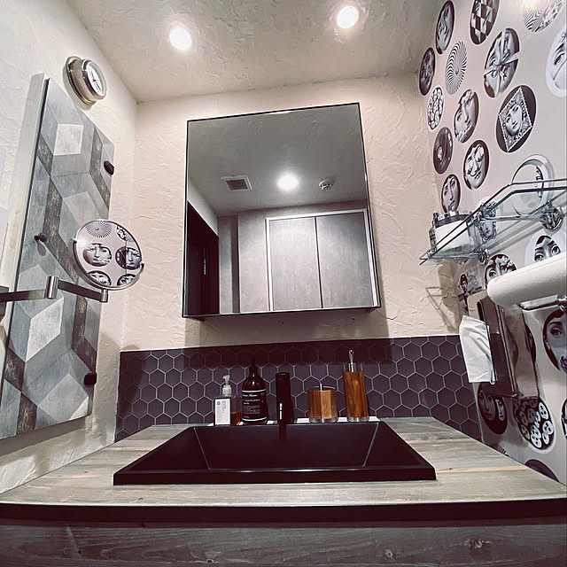 壁面収納,ガラス,コンランショップ,フォルナセッティ,漆喰,サンワカンパニー,タイル貼り,ミラーキャビネット,パティーナ,SAMUEL HEATH社,蛇腹ミラー,DIY,黒い洗面台,リフォーム,Bathroom puffloveの部屋