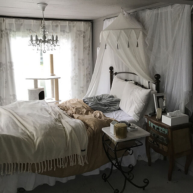 Bedroom,真鍮ベッド,定点観測,ベッドスカート,Francfrancスロー,癒しの空間,キャノピー,いいね&コメント&フォロー感謝♡,NO CAT,NO LIFE❤️,シャンデリア Shihoの部屋