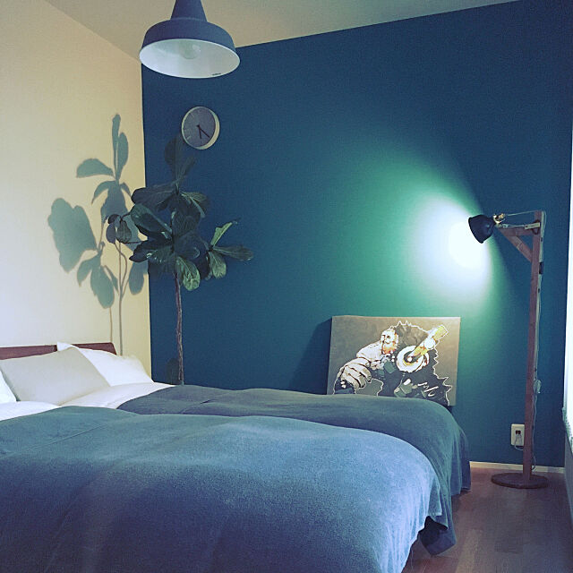 Bedroom,薄暗い写真でごめんなさい,フロアランプスタンドDIY,間接照明DIY,カシワバゴム,ペンダントライト,無印良品,ブラックチェリー,アクセントクロス,モルタル時計,a depeche,DIY,ゴールデンオーク,クリップライト,IKEA,観葉植物,シンプル＆ナチュラル,照明,たくさんのいいね！ありがとうございます♡ Rinの部屋