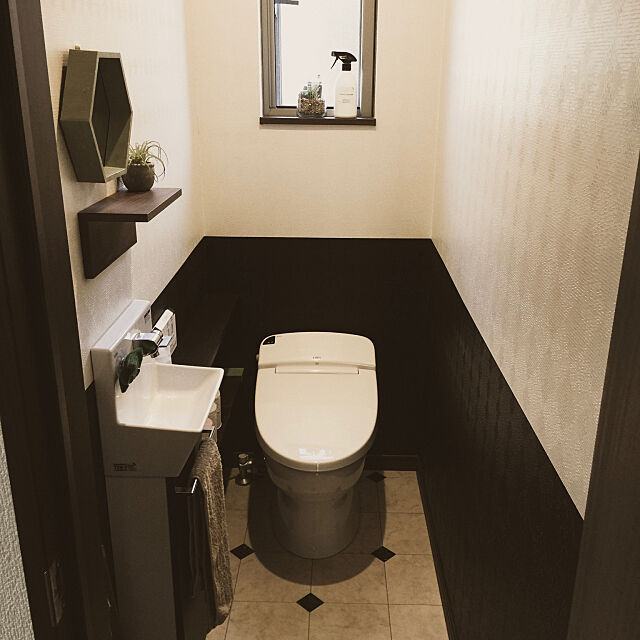 Bathroom,ツートン壁紙,mon・o・tone,シンプル,渋色,白黒茶色,３coins,スリコ,掃除しやすく,100均,ニトリ keryomamの部屋