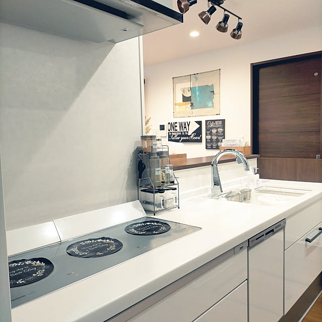Kitchen,注文住宅,3連IHクッキングヒーター,料理がしやすい!,人工大理石シンク,tower 排気口カバー,IHクッキングヒーター焦げ付き防止シート,白で統一感,男前インテリア,モノトーンインテリア,ファブリックポスター,ファブリックパネル,スリムセンサー水栓エコナビ SACHIの部屋