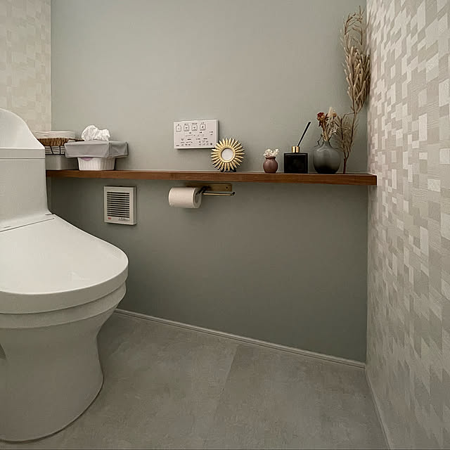 フロアタイル,トイレクロス,アクセントクロス ブルーグレー,トイレインテリア,トイレのインテリア,トイレットペーパーホルダー,くすみカラー,北欧モダン,北欧インテリア komeの部屋