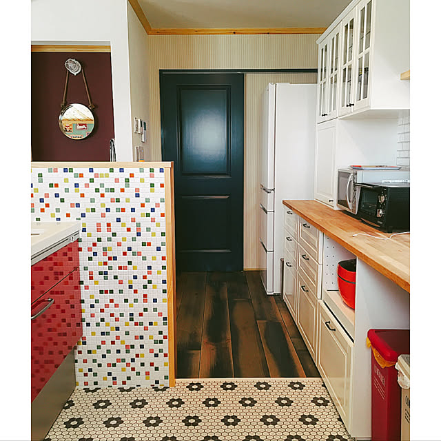 Kitchen,ボルドーパインの床,赤いキッチン,IKEAのカップボード,輸入住宅,カフェ風,カラフル好き,カラフルインテリア,COLORSドア,プレイリーホームズ,名古屋モザイクタイル miyaの部屋