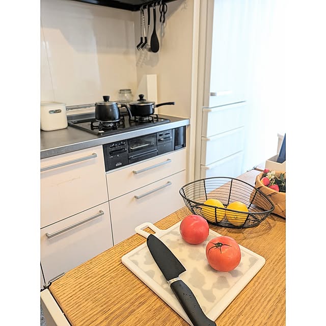 Kitchen,無印良品,ケトル,ニトリ,キッチンカウンター,まな板,トマト,包丁,キッチン道具,カプレーゼ,吊り下げ収納,レモンサワー,イベント参加中,あとでゆっくりお邪魔します♡,アクア冷蔵庫,マルチポット,ニトリの包丁,複数枚投稿,水杉バスケット,100均アイテム,プレゼント,牛柄,カッティングボード,セリアのカゴ,ナイフ,TOTOキッチン,築古マンション,IHケトル兼用鍋,ナチュラルキッチン,切るだけ hihaの部屋