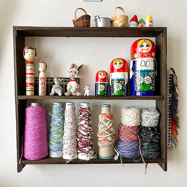 On Walls,飾り棚,セリアDIY,DIY棚,DIY,モール人形,マトリョーシカ,こけし,昭和レトロ,東欧レトロ,東欧,レトロ,毛糸収納,毛糸,カラフル,ハンドメイド,編み物,手芸,おうち時間,haruno-sheep,haruno-sheepの作品,手芸用品 haruno-sheepの部屋