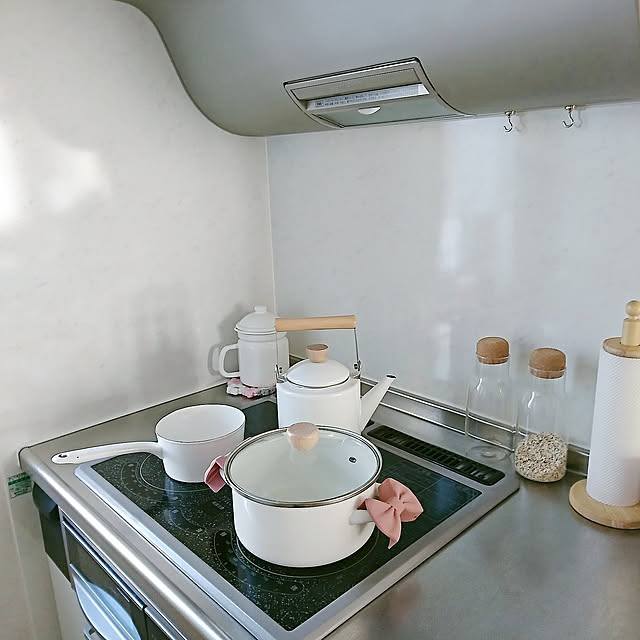 Kitchen,ホーロー容器,おうち撮影クエスト,ニトリのホーローオイルポット,ニトリのホーロー鍋,かわいいもの♡,キッチン雑貨,ピンク大好き♡,いいね、フォロー本当に感謝です♡,見てくださりありがとうございます♡,すきなものに囲まれた暮らし,いつもありがとうございます♡,白も好き♡,ナチュラル,木製雑貨,ダイソー商品,100均大好き yukaの部屋