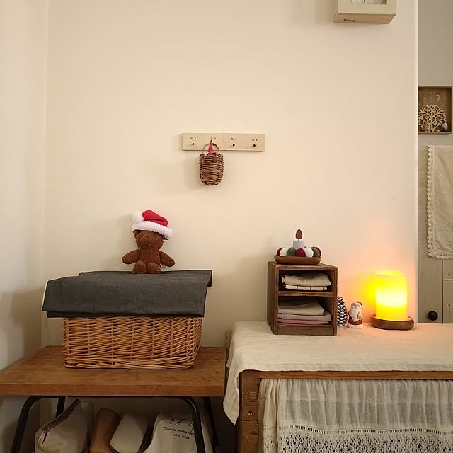 Lounge,仁平古家具店,古テーブル,旦那さん手作りの棚＊,かご収納,スケールスアパートメント,古引き出しをアレンジ,くまちゃん,しまむら,セリア,ダイソー,100均,手作りの4連フック,かまぼこ板で４連フック＊,かまぼこ板再利用,かまぼこ板リメイク,プチプラクリスマス,ほっこり*,ナチュラル,クリスマス,何気ない日常に感謝して＊,いつもありがとう♡ mayutan.の部屋