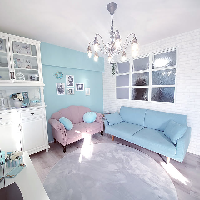 Lounge,パリのアパルトマン,いつもいいねありがとうございます♡,フレンチナチュラル,フレンチインテリア,海外インテリアに憧れて♡,パリのアパルトマンに憧れる,ソファー,ティファニーブルーの壁,ソファ,お気に入りのカラー,カラフル,ロンドンインテリア,ティファニーブルー,パステルカラー,かざりだな,オーダーメイド家具,リース,壁紙 Disneyの部屋