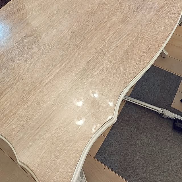 Lounge,ビフォーアフター,春の模様替え,ダイニングテーブル天板の模様替え,作業風景？,裏にも別色貼ってリバーシブルに♪,いつでも元に戻せます,DIY,薄〜いベニア板なら簡単,リメイクシート木目調 Bienvenueの部屋