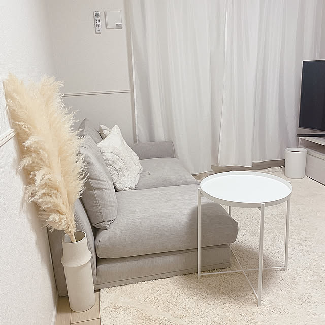 Lounge,花瓶,陶器,ローソファー,ソファー,グレージュ,グレージュインテリア,IKEA,雑貨,ダイニングテーブル,ブラインド,システムキッチン,北欧,ドライフラワー,ニトリ,シンプル,ホワイトインテリア,北欧インテリア,ホワイト,新築,韓国,アイボリー,パンパスグラス,韓国インテリアに憧れる,韓国インテリア風,新築アパート o2o1.e1-m1の部屋