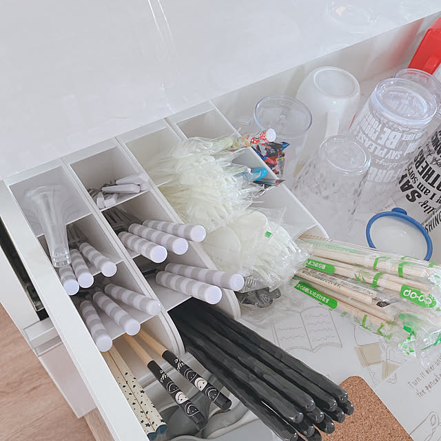 Kitchen,カトラリーはセリア,キャンドゥ,お箸は全部同じ種類,キャンドゥのペン立て,カップボードの中,カトラリー収納,キッチン収納 saorinの部屋