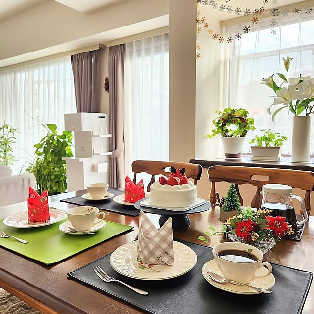 料理,出窓,癒し,ランチョンマット,窓辺,ニトリ,クリスマス,ペーパーナプキン,テーブルコーディネート,おやつ時間,くつろぎ空間,ダイニングテーブル&チェア,クリスマス飾り,マンション暮らし,ペーパーナプキンアレンジ,観葉植物のある暮らし,生花のある暮らし,ウォーターサーバーのある暮らし,東京インテリアのカーテン,ウェッジウッド フェスティビティ,やっぱりイチゴ,お皿になるまな板,My Desk,食洗機対応,ナハトマンスクエアボウル love1017の部屋