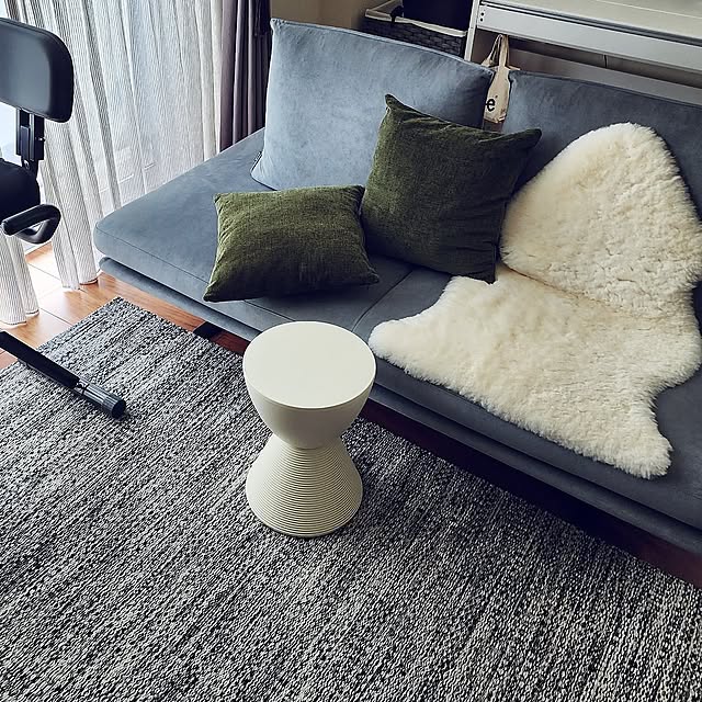 Lounge,椅子,スツール,サイドテーブル,kartell,カルテル,プリンスアハ,カルテルスツール,スツールをサイドテーブルに,サイドテーブル代わり,プリンスアハスツール,何役にもなる,兼用テーブル,兼用アイテム 75の部屋