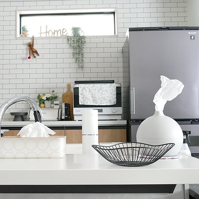 Kitchen,アイアン素材,バスケット,ダイソー,ミナペルホネン,マスキングテープ,3COINS,ティッシュペーパーポット,IKEA,フェイクグリーン,シャープ冷蔵庫,サブウェイタイル風壁紙,カイボイスンモンキー,ペーパータオルボックス,バンブーボックス ya_maの部屋