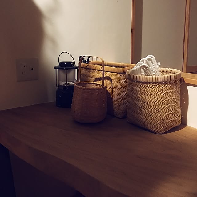 My Desk,網代編み,吹き抜けホール,吹き抜け,吹き抜けのある家,階段を上がったところ,階段踊り場,造作机,くすの木,こどもと暮らす。,ハンガー収納,室内干し,洗濯物干しスペース,かご大好き,かご収納,竹かご,かご,コンセント,アドバンススイッチ,非常用ライト,ランタン Norikoの部屋