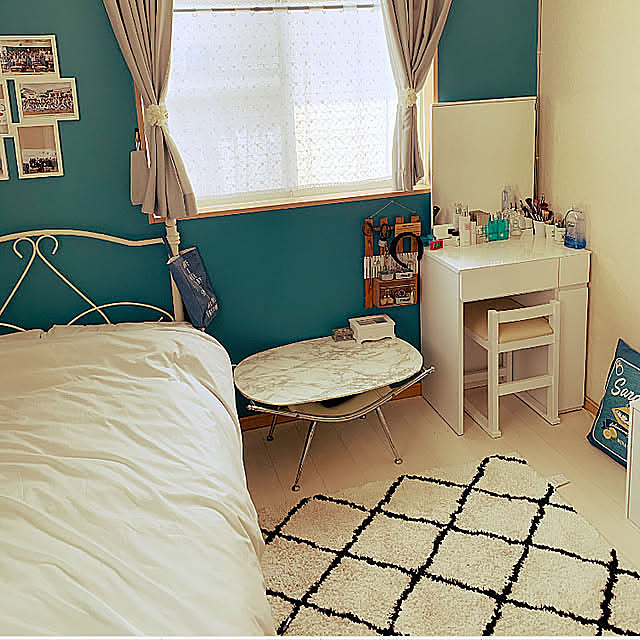 ニトリのラグ,ブルーの壁,アクセント壁,壁紙貼り替え,アクセントクロス Fumiの部屋