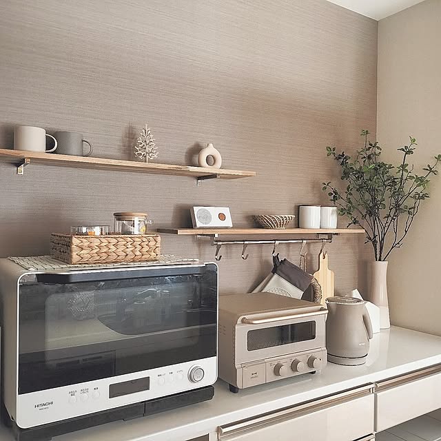 Kitchen,ナチュラルカラー,雑貨,ナチュラルインテリア,シンプルインテリア,雑貨大好き♡,みどりのある暮らし,すっきり暮らす,好きなものに囲まれて暮らす,季節を楽しむ暮らし,雑貨のある暮らし,すっきり暮らしたい,キッチン雑貨,飾り棚,飾り棚DIY,キッチン収納,フェイクグリーン,中古戸建て,アクセントクロス oomiの部屋