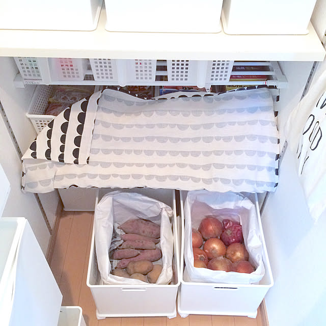 Kitchen,キャスター付き,暮らしの知恵,建売住宅,ナチュラル,シューズキャビネット,ホワイト,IKEA,子供と暮らす。,1畳スペース,突っ張り棒,稼働棚,食品庫,ニトリ,インボックス,ハーフムーン,ダイソー,ストック収納,パントリー,根菜 merutoの部屋