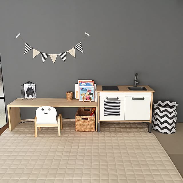 Overview,おもちゃ収納,北欧,リメイク,枕カバー,ダイソー,100均,畳コーナー,シンプル,DIY,きこりの小いす,ディッシュスタンド,モノトーン,絵本,コの字型テーブル,キッズテーブル,シンプルモダン,ニトリ,無印良品,和紙畳,キッズスペース,おままごとキッチン,IKEA,小上がり和室,新築,ガーランド,アクセントクロス,こどもと暮らす。,ラグ,フライングタイガー,シェブロン柄 yuuの部屋