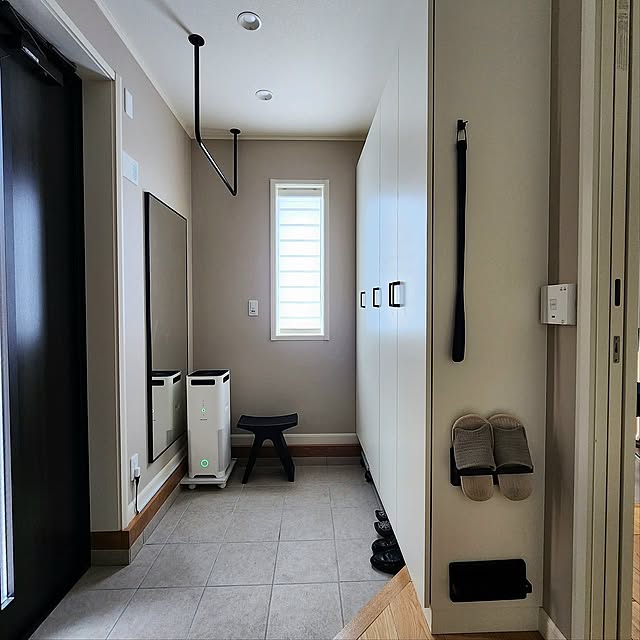 Entrance,靴箱,玄関収納,壁面収納,隠す収納,スリッパラック,スリッパホルダー,靴箱収納,玄関収納スペース,作って良かった,物を出さない暮らし,全身ミラー,センノキ,差し色は黒,アイアンバー,アイアンバー コート掛け 75の部屋