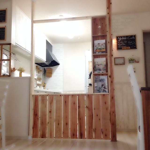 Kitchen,キッチン 壁紙,壁紙紙屋本舗,雑貨,マルティネリアップルジュース,リメイク❤︎,ベビーガード,赤ちゃんのいる部屋,DIY,柱を塗る前,窓枠,手作り,なんちゃってガラスケース,ハンドメイド,100均,本棚 手作り,色塗り前,DIY途中経過,マガジンラック,マガジンラックDIY Yukoの部屋