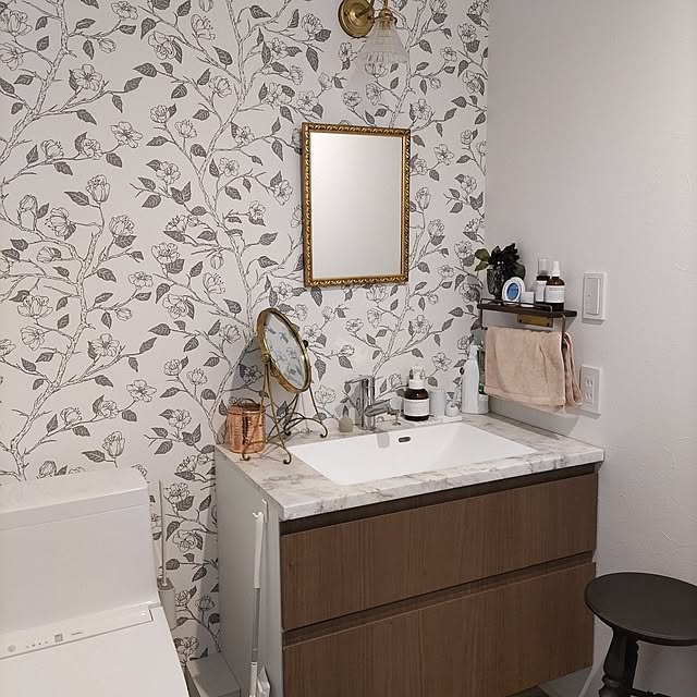 Bathroom,アクセントクロス,ルノン壁紙,洗面台,トイレ洗面所一体型,ウォールミラー,アンティーク,真鍮雑貨,ブラケットライト,ウォールシェルフ,アイカ スタイリッシュカウンター,タオルハンガー Maroの部屋