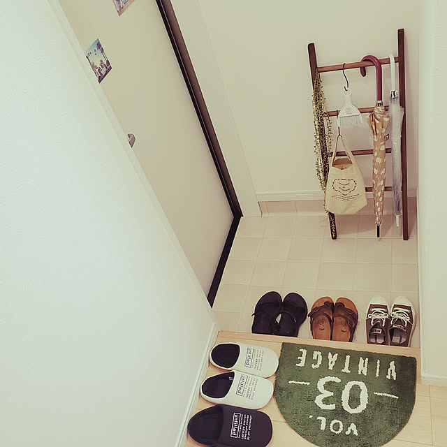 Entrance,傘の置き場所,ワンルーム,1R,ひとり暮らし,一人暮らし,賃貸アパート,狭い部屋,フェイクグリーン,ダイソー,100均,ラダーラック,ニトリ,傘掛け,傘立て,傘収納,白色テラコッタ,テラコッタタイル風,クッションフロア,クッションシート,壁紙屋本舗,いいね＆フォローありがとうございます♡ sugarの部屋