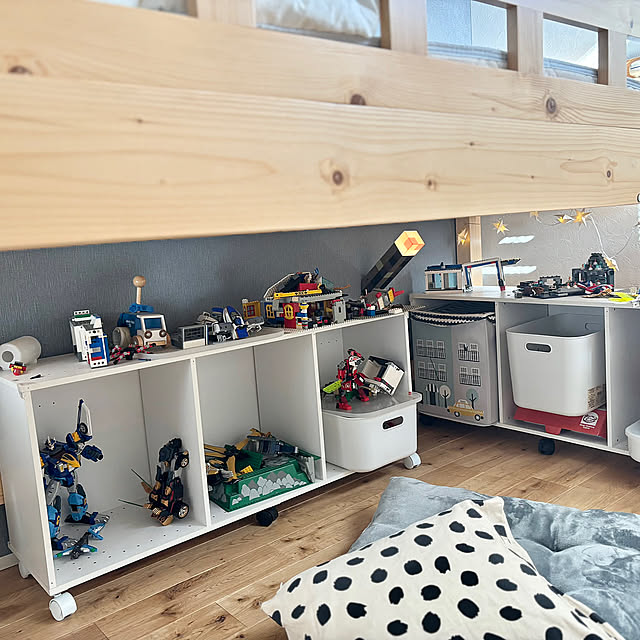 On Walls,ロフトベッドの下,ロフトベッド,ロフトベット,ニトリ,IKEA,キャスター,カラボリメイク棚,カラボリメイク収納,カラボ収納,カラボ,カラボリメイク,収納スペース,子供部屋,おもちゃ収納,おもちゃコーナー,子供部屋男の子,男の子と暮らす。 Minteaの部屋