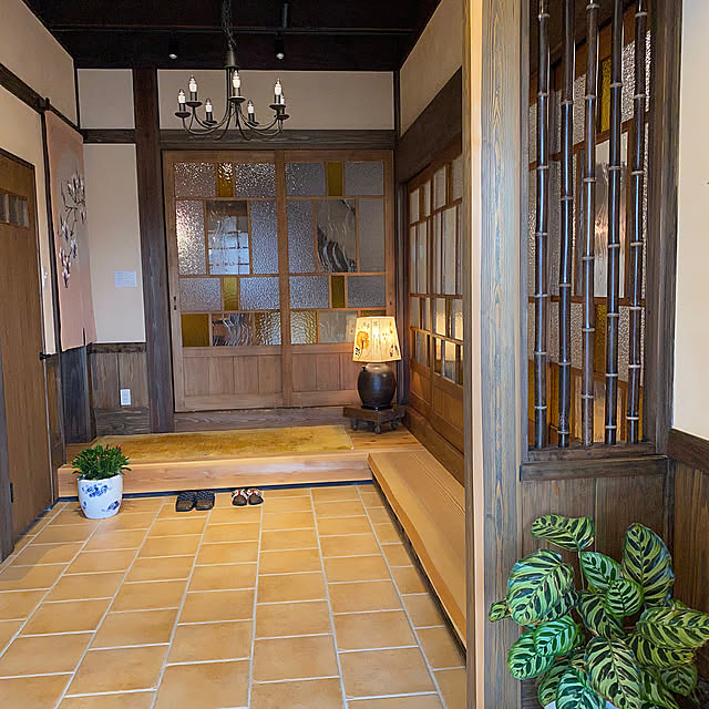 Entrance,ギャベの玄関マット,押し花照明,スペイン漆喰,黒竹,自然素材の家,和モダン,和洋折衷,受け継ぐ暮らし,麻のれん,名古屋モザイクタイル,土間のある暮らし,Panasonicシャンデリア,ガラス戸,時巡り,古民家リノベーション,玄関 mrt_swの部屋