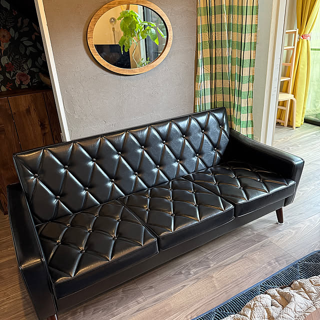 Lounge,ナタリーレテ,フェイクファー,ムートンラグ,漆喰壁DIY,壁掛けミラー,IKEA カーテン,IKEA クッションカバー,フランフラン クッションカバー,5人家族,結婚記念日に,結婚10周年,ソファ,カリモク60ロビーチェアー Yume_usagi_13の部屋