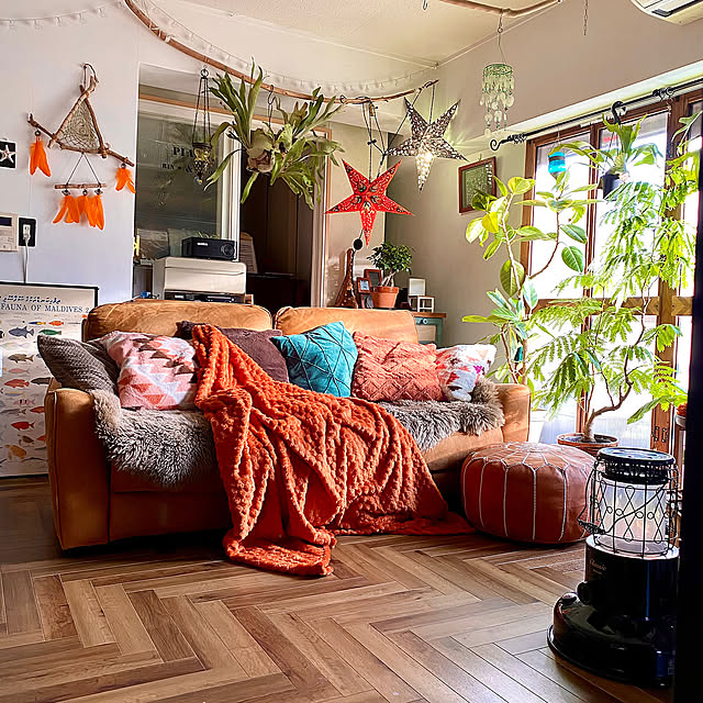 Lounge,コウモリラン,ボヘミアン,プフ,ムートン,ドリームキャッチャー自作,流木,オレンジ色,二重窓DIY,ヘリンボーン床DIY,冬のリビング,ブランケット,星型ランプシェード,グリーンのある暮らし,石油ストーブ トヨトミ,フィカスアルテシマ,エバーフレッシュ,バーントオレンジ色 tarezo33の部屋