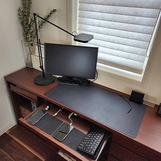 My Desk,コード収納,充電ステーション,充電器コード,カンディハウスの造作棚,在宅勤務 デスク,配線隠し,コード隠し,携帯充電スペース,キーボードトレイ,パソコンスペース,コンセントを隠したい,コンセントの位置,隠す派,毎日リセット,デスクマット,無印良品　ライト,デスクライト,ニチベイ,ホームオフィス　収納 75の部屋