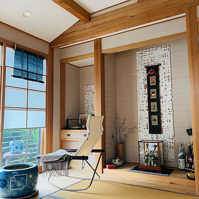 和室,床の間,かぶと飾り,椅子,火鉢,眺め,無垢材,障子,ニーチェアロッキング,On Walls hachi-mi-.の部屋