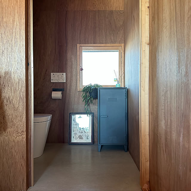 横すべり出し窓,窓,トイレ掃除道具収納,トイレットペーパー収納,トイレットペーパー,テンマフィッツワールド,ペグボード,収納,キャビネット,収納ボックス,お掃除道具,掃除道具収納,モニター投稿,有孔ボード,ペグフック,プラスチック,ホヤ,ネイビー,観葉植物,Bathroom,モダンノーツ ワインコレクション,ディフューザー,ロッカー,土間,トイレットペーパーストッカー,片開き網戸,トイレ accoの部屋