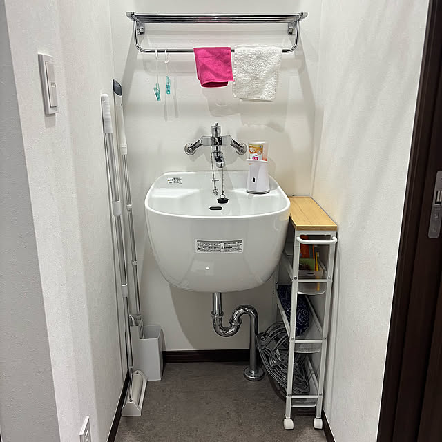 Bathroom,隙間ラック,キッチンワゴン,収納,収納アイデア,隙間収納,いいねやコメントありがとうございます,スロップシンク,隙間収納ワゴン,隙間活用,スロップシンクまわり m.の部屋