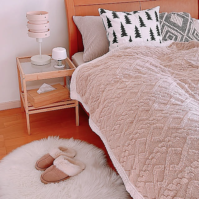 Bedroom,ファーマット,ムートンスリッパ,ルームシューズ,癒し,ホワイトインテリア,ナチュラルインテリア,くつろぎ空間,ホワイトナチュラル,アロマタイム,RHYTHM,冬の模様替え,AROMAFUNhour,FineLittle‪Day,コメントお気遣いなく♡,2枚投稿 milkcocoaの部屋