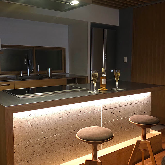 Kitchen,家飲み,リノベーション,大谷石,バーカウンター,レストラン風,IH,スツール,中古マンション,グースネック水栓,冷蔵庫,ステンレスキッチン,間接照明,マンション暮らし,造作キッチン,アイランドカウンター,アイランドキッチン,キッチンカウンター,BAR風,照明,パナソニック pomqujackの部屋