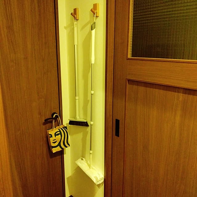 Entrance,廊下の壁,廊下スペース,廊下がある家,廊下収納,掃除道具収納,掃除道具は宙吊り,掃除道具置き場,掃除道具掛け,掃除道具 収納,掃除道具の収納,掃除道具,掃除道具出しっぱなし。。,クイックルワイパー収納,クイックルワイパー satoru3106の部屋