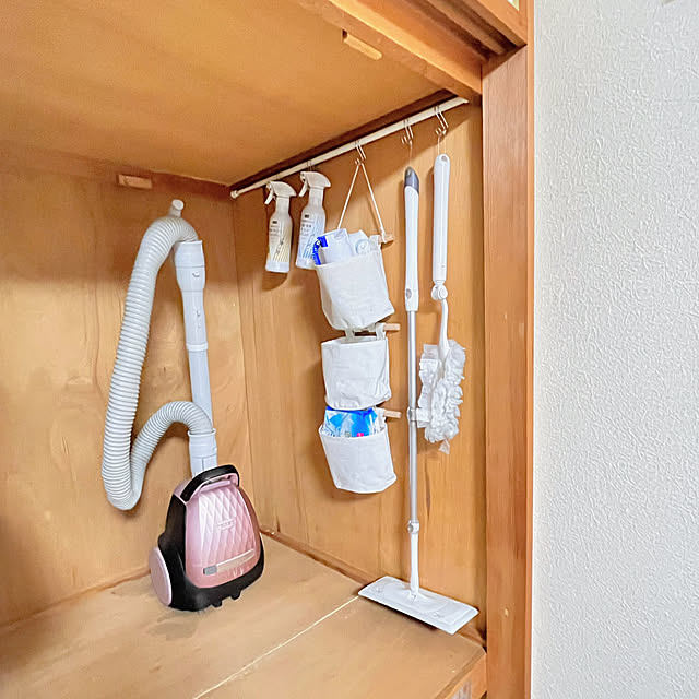 My Shelf,セリア,ウォールポケット,掃除機,ハンディモップ,クイックルワイパー,突っ張り棒,掃除グッズ,掃除道具,押し入れ収納,押し入れ,収納,シンプル,賃貸,築30年,消耗品収納,楽家事 LUMIXの部屋