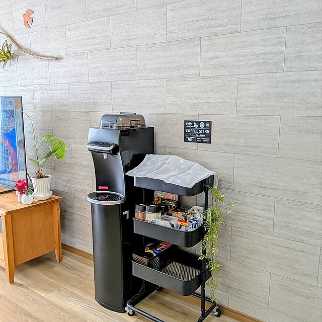 Lounge,暮らしのひとコマ,見て頂きありがとうございます,フェイクグリーン,ウォーターサーバーのある暮らし,ハミングウォーター,ニトリキャスターワゴン,カフェコーナー,コーヒー空き瓶 yukunの部屋