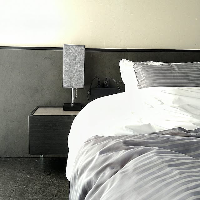 Bedroom,寝室,DIY,ホテルライク,賃貸インテリア,腰壁DIY,寝室DIY,ねこのいる日常,モノトーンインテリア,ホテルライクにしたい,タイル床,ヘッドボードDIY,クッションフロアDIY,ずぼら主婦,サイドテーブル nanaの部屋