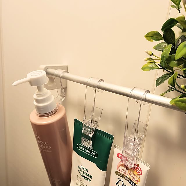 フック,ボトルハンギングフック　クリア,クリアハンギングクリップ,ハンギングステンレスピンチ,マンション暮らし,便利グッズ,百均雑貨,百均,セリア,バス/トイレ収納,掛ける収納,シャンプーボトルフック,洗面器,洗顔フォーム,3枚投稿,お風呂収納,整理収納,On Walls,注)新しくて重いと落ちます love1017の部屋