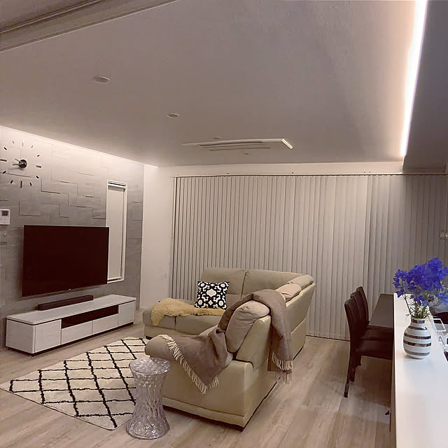 エコカラット,間接照明,ルーティーン,LIXIL Dフロア,ヴァルスロック,シンプル,壁掛けTV,キッチンカウンター,お花のある暮らし,ヴァルスロックグレー,ホワイトインテリア,デルフィニウム,スッキリ暮らしたい,デザイン時計,ニトリのラグ,ラグ,天井エアコン,大開口窓,バーチカルブラインド mi_yan.の部屋