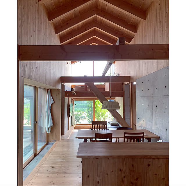 新緑の季節,カウンターテーブル,三角屋根の家,平屋の家,平屋,平屋暮らし,打ちっぱなし,Overview,ヴィンテージチェア,ダイニングテーブル,梁,混構造 accoの部屋