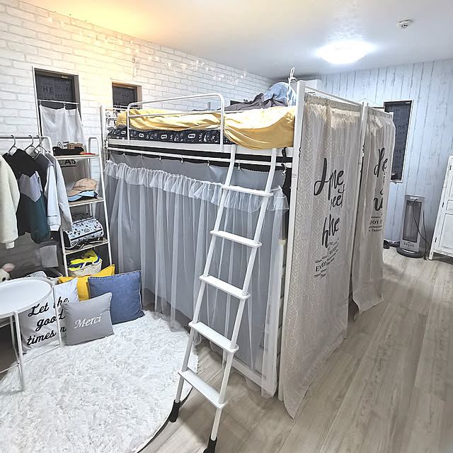Bedroom,ニトリ,ダイソー,ブルーの壁,salut!,サンゲツクロス,壁紙,小さいお家,LIXIL,四角い家,Dフロア チェスナット,ロフトベッド 狭い部屋,レンガ調壁紙,レンガ調クロス,ロフトベッドの下,子供部屋,ロフトベッド,セリア,イエロー×グレー happygoluckyの部屋