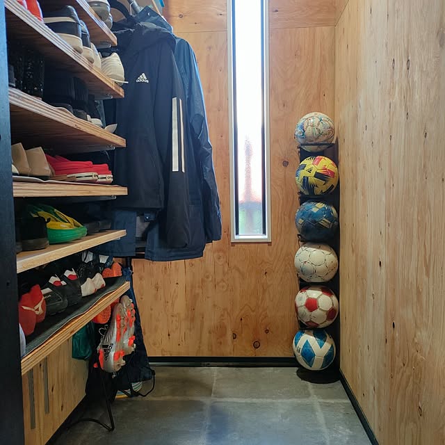 On Walls,10分でできる,セリア,リメイク,ボール収納,アイアンフレーム,玄関収納,シューズクローク,サッカー男子,フロアタイル,ラーチ合板の壁 ya_maの部屋