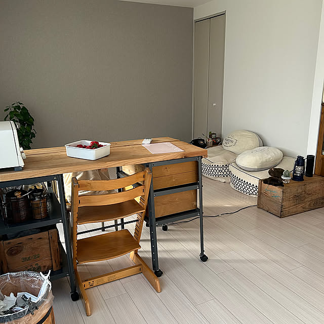 Overview,クッション,スピーカー,木箱,DULTON,黒電話,リンゴ箱,生活感をなくしたい,スッキリ暮らしたい,スチールラック,足場板,足場板テーブル,コーヒー樽,観葉植物,アラジントースター sawaの部屋